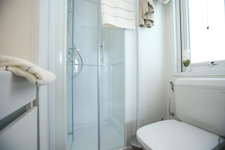 Bathroom 3, Kamp Miocic, Ražanac