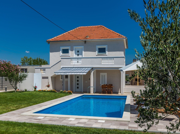 Sport & Beauty 5, Serene Escape Near Zadar With Private Pool & Charming Outdoor Oasis, Poličnik