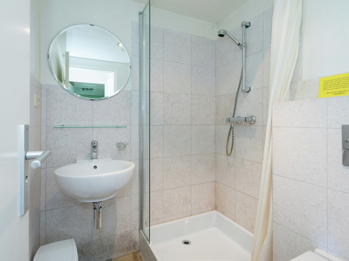 Bathroom 3, Great Spacious Holiday Home in a Tranquil Holiday, Liège