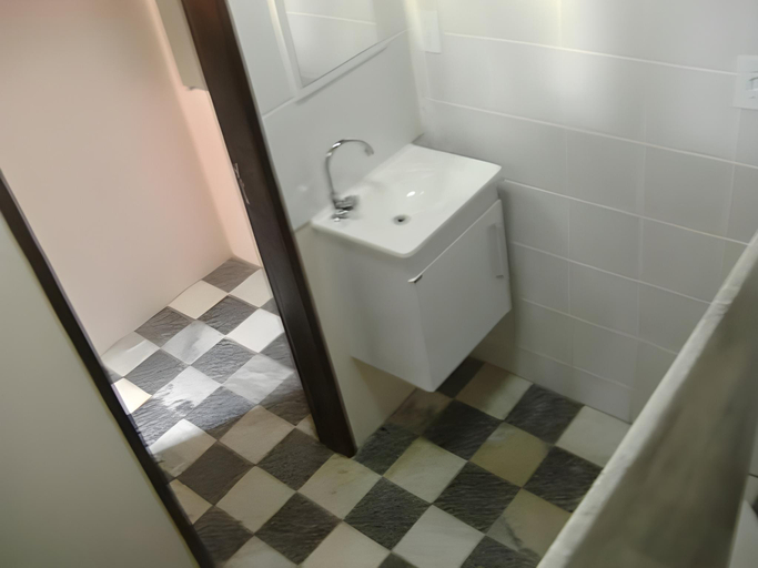 Bathroom 10