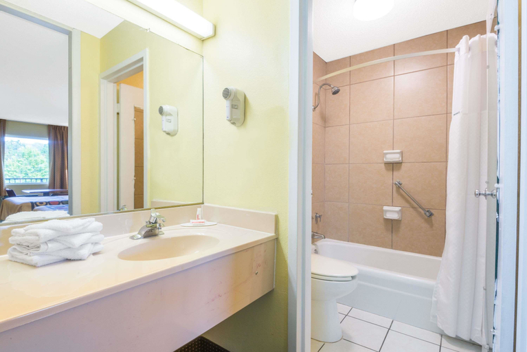 Bathroom 5, Super 8 By Wyndham Williamsburg, Whitley