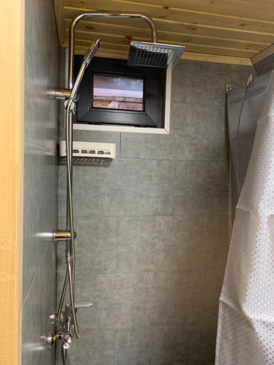 Bathroom 2, C`est la vie, Mtskheta
