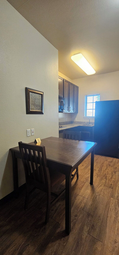 Others 5, Dilley Motor Inn, Frio