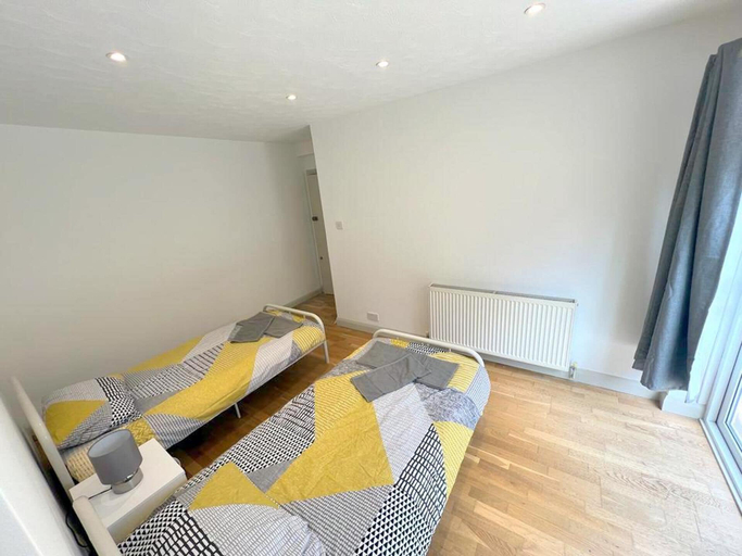 Bedroom 5, Twin Studio Flat in Sutton - Ground Floor, London