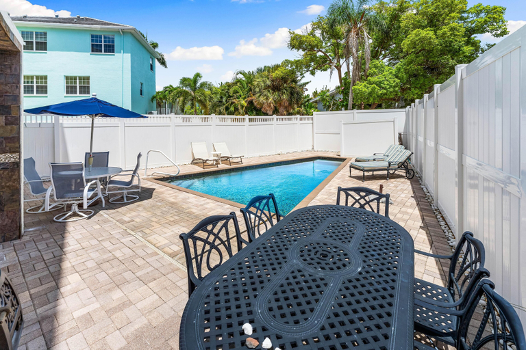Sport & Beauty 5, Beachside of the Village by Beachside, Sarasota