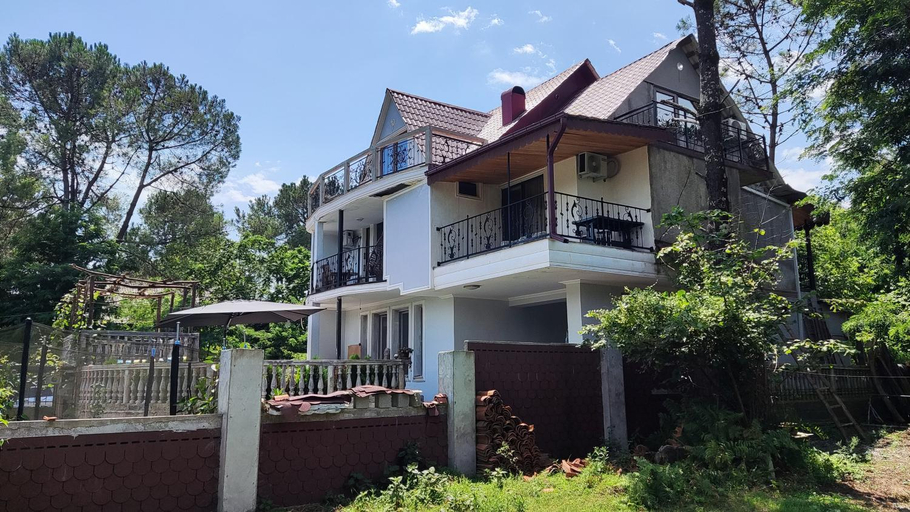 Exterior & Views