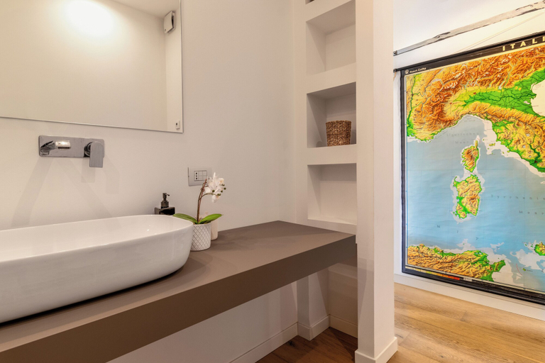 Bathroom 2, I due Leoni, Padua