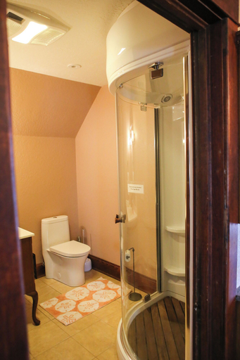 Bathroom 3, B&B on Broadway, Winneshiek