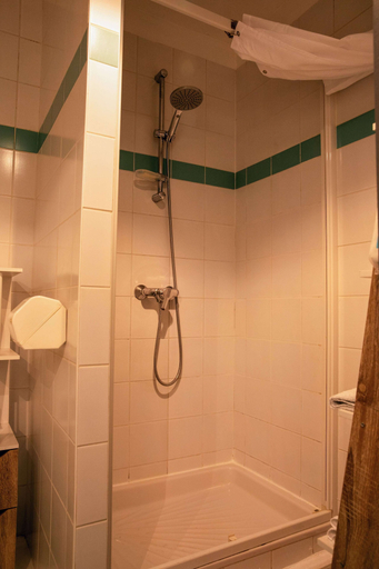 Bathroom 3, LOGEMENT DE CHARME - RÉPUBLIQUE TEMPLE, Paris