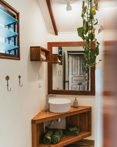 Bathroom 2, Fatumaru Lodge, Port Vila