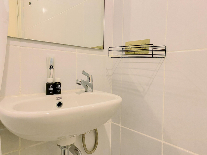 Bathroom 4, Cozy 2Br Tokyo Riverside Pik 2 Apartment, Tangerang