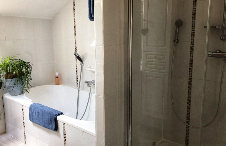 Bathroom 4, Au Clair Des Landes, Landes