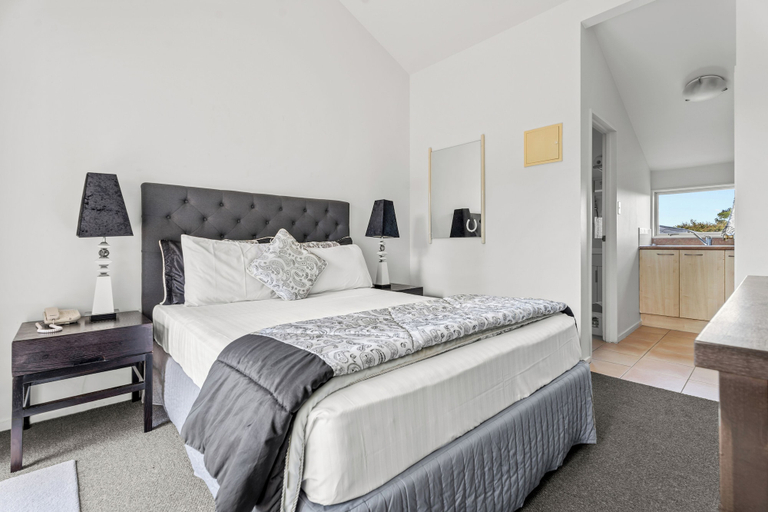 Bedroom 3, Avondale Motor Inn, Waitakere