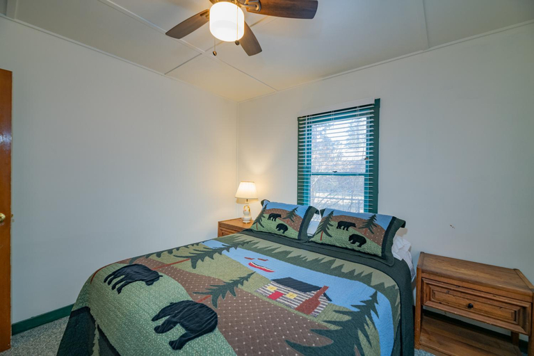 Bedroom 2, Nana's Cottage Retreat, San Bernardino