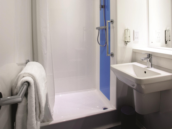 Bathroom 4, Travelodge Windsor Central, Slough