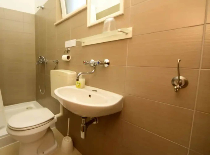 Bathroom 2, Coastal Breeze House, Selca