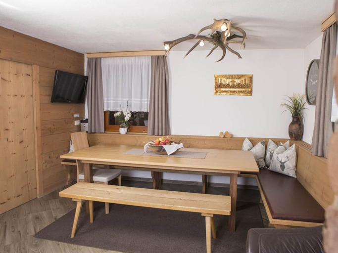 Dining 4, Delightful Holiday Home With Sauna, Sankt Johann im Pongau