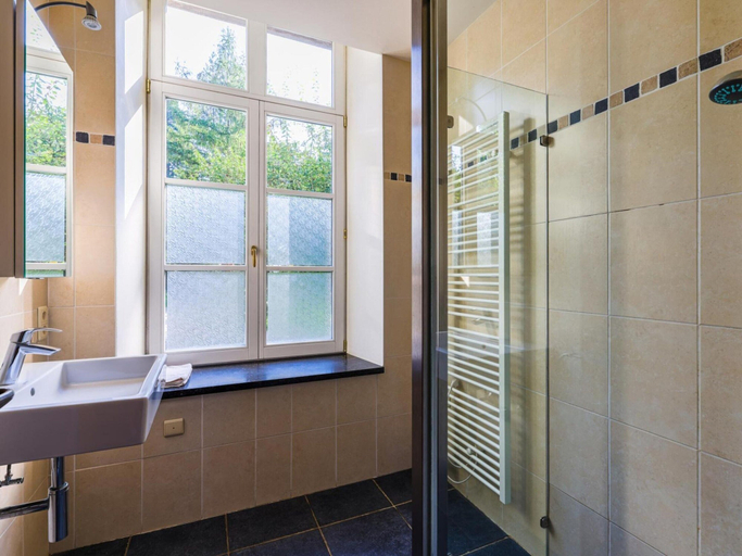 Bathroom 3, Spacious apartment in a 16th-century castle, Liège