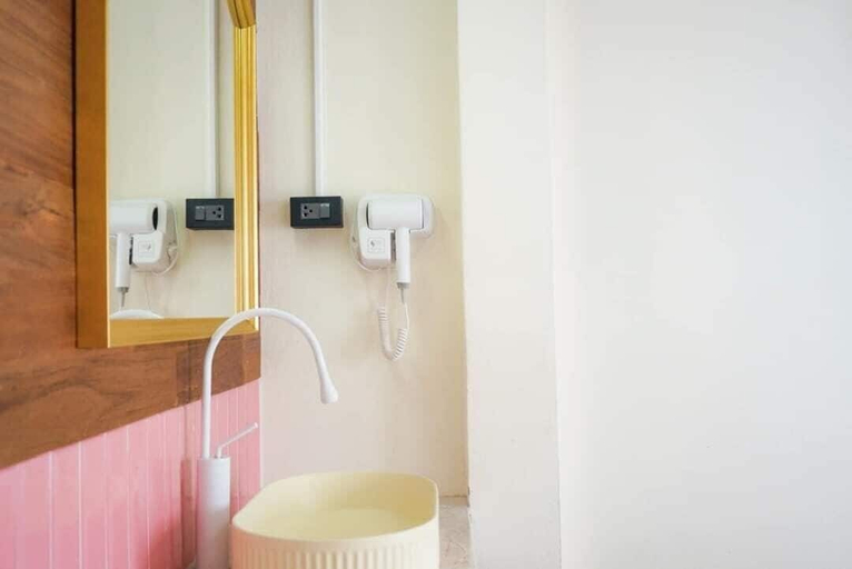 Bathroom 10