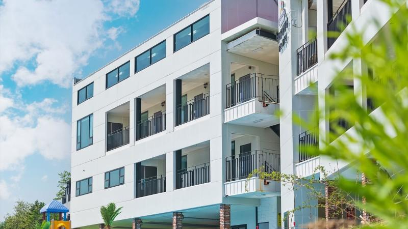 Exterior & Views