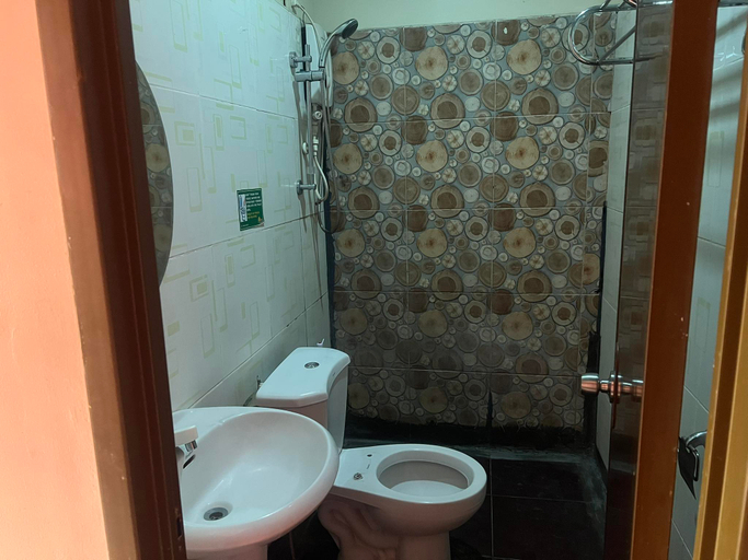 Bathroom 5, Rielena Plaza Hotel and Suites, Molave