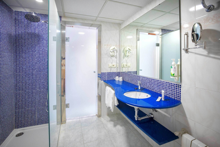 Bathroom 4, Hotel Servigroup Diplomatic, Alicante