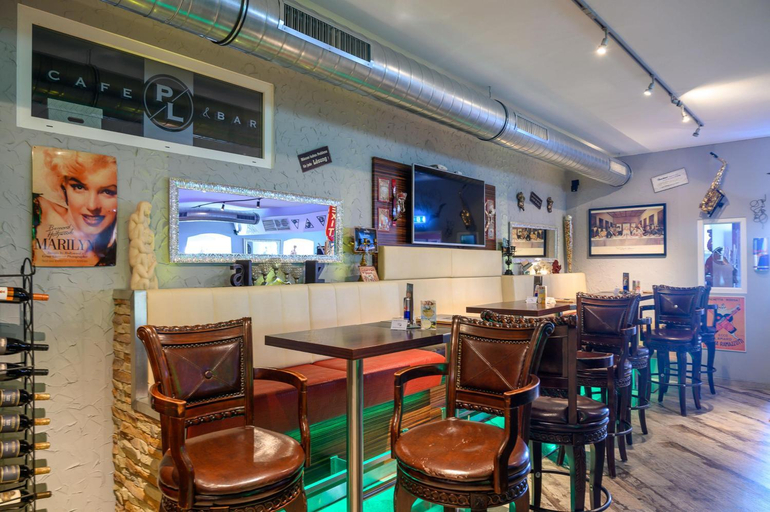 5, Plaza Cafe & Bar, Linz Land