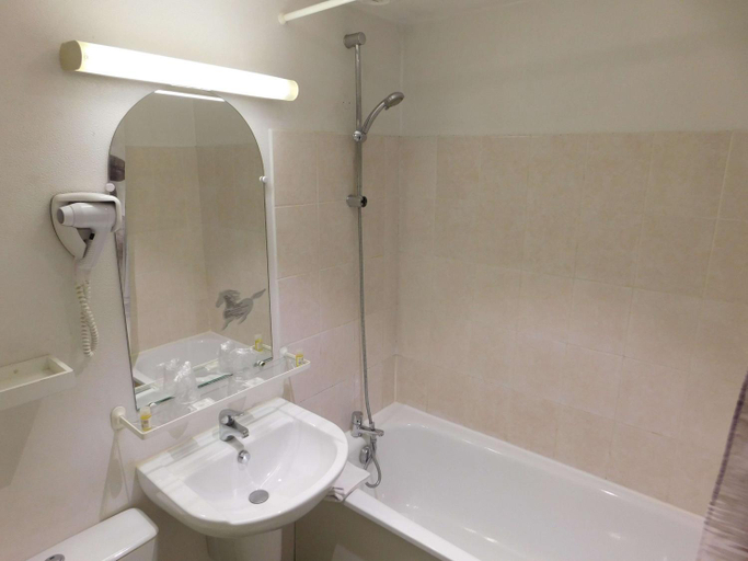 Bathroom 4, The Originals Access, Hôtel Ariès, Argentan, Orne