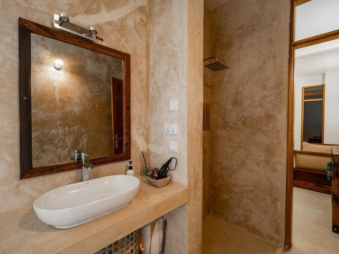 Bathroom, Pili Pili Family, Kusini