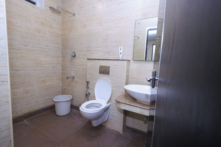 Bathroom 4, Eden Roc, Viluppuram