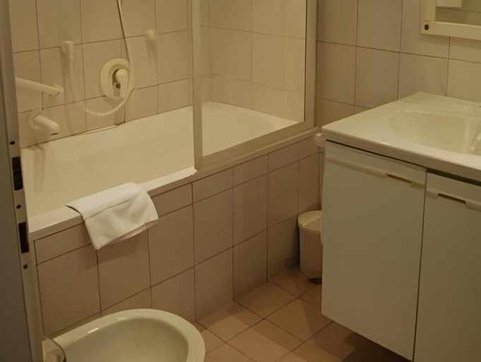 Bathroom 24
