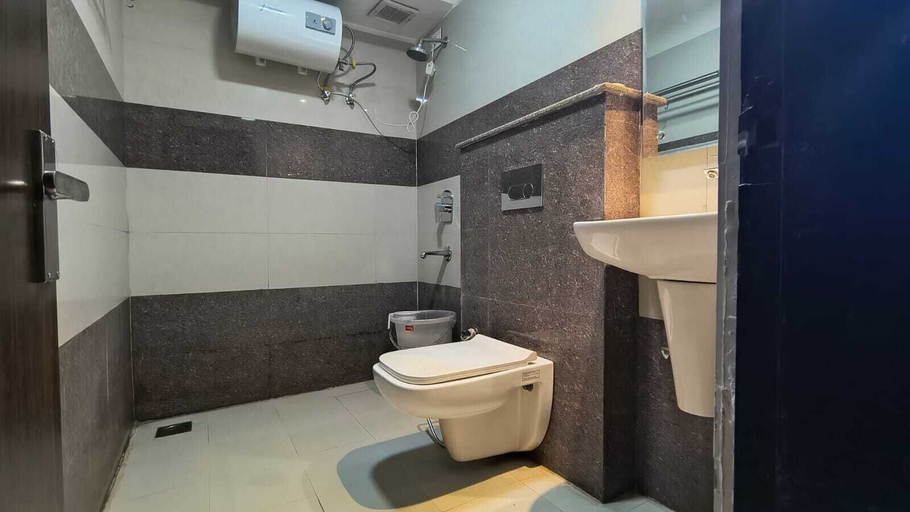 Bathroom 3, Hotel Krishna Palace, Dehradun