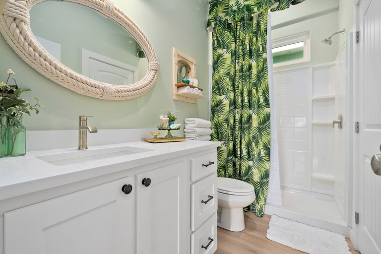 Bathroom 4, St. Jo's Bungalow, Nueces