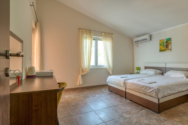 Others 5, Vila Bronhi