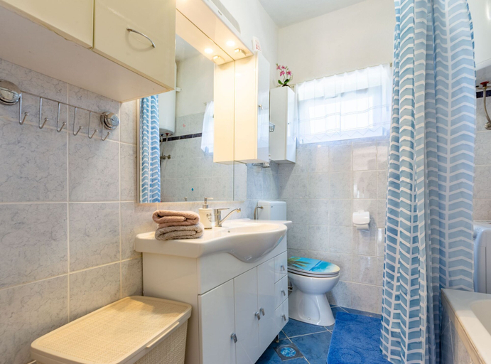 Bathroom 4, Relaxing Zadar Hideaway With Seasonal Pool & Seaside Charm, Zadar