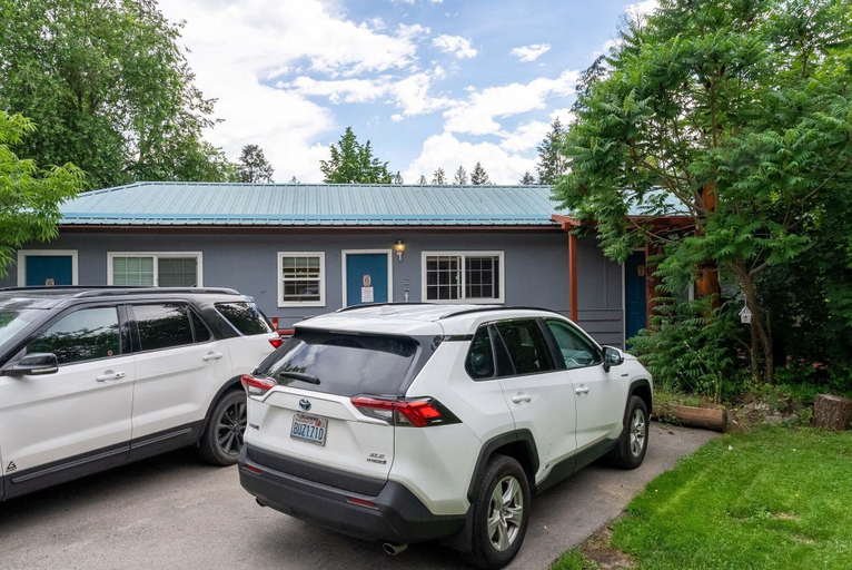 Exterior & Views 2, Barefoot Villas Room 7 Kodiak, Kootenay Boundary