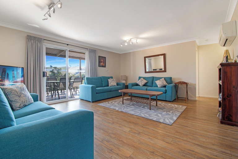 Others 4, Elm Cottage, Tumut