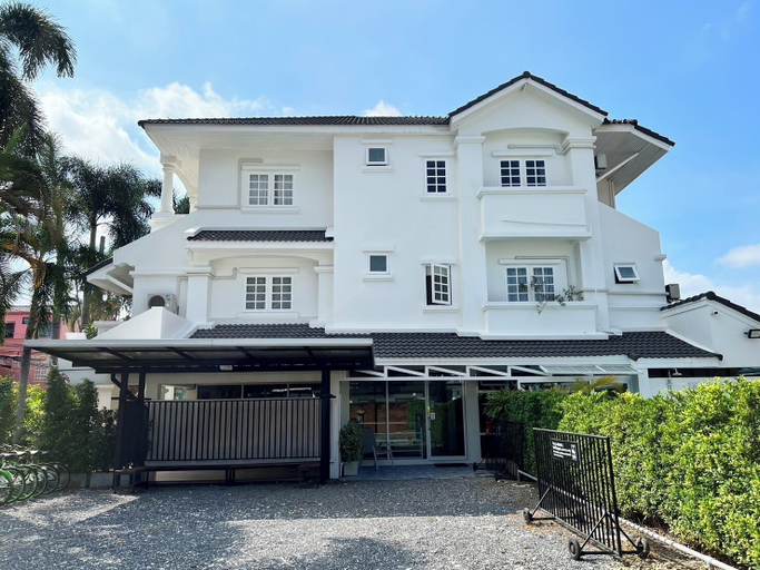 Exterior 23