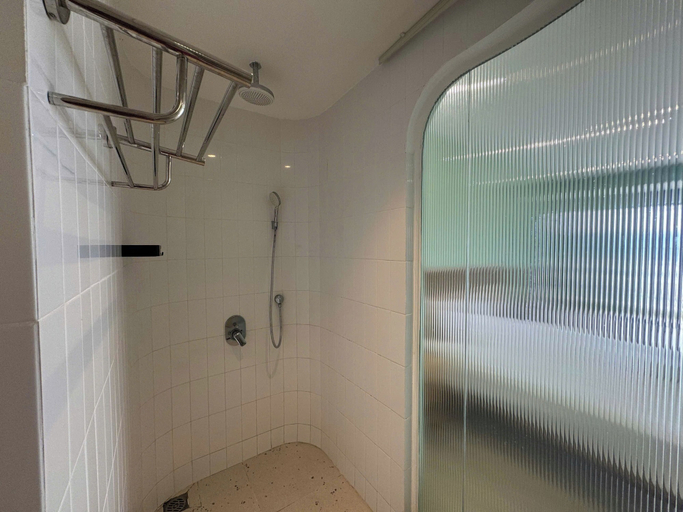Bathroom 14
