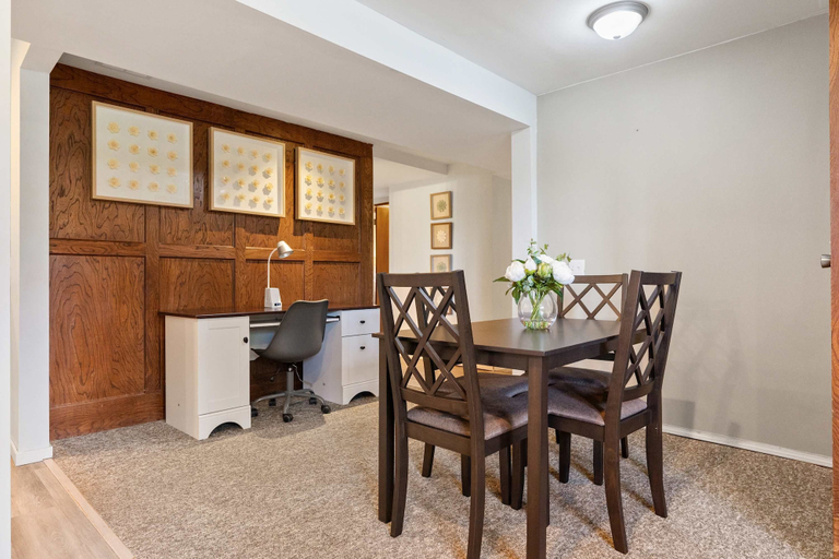 Room 2, NEW Near Golf Yoga Classes Private Suite Wine, Division No. 6