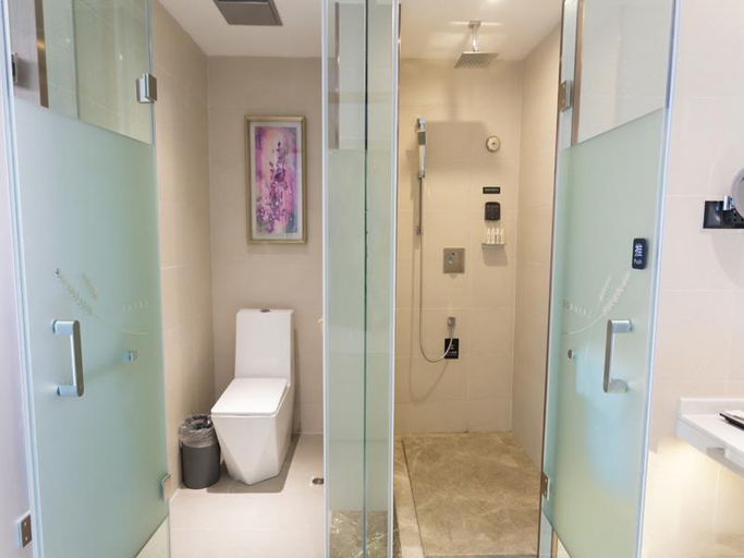 Bathroom, Lavande Hotel Suqian Yanghe New District RT-Mart, Suqian