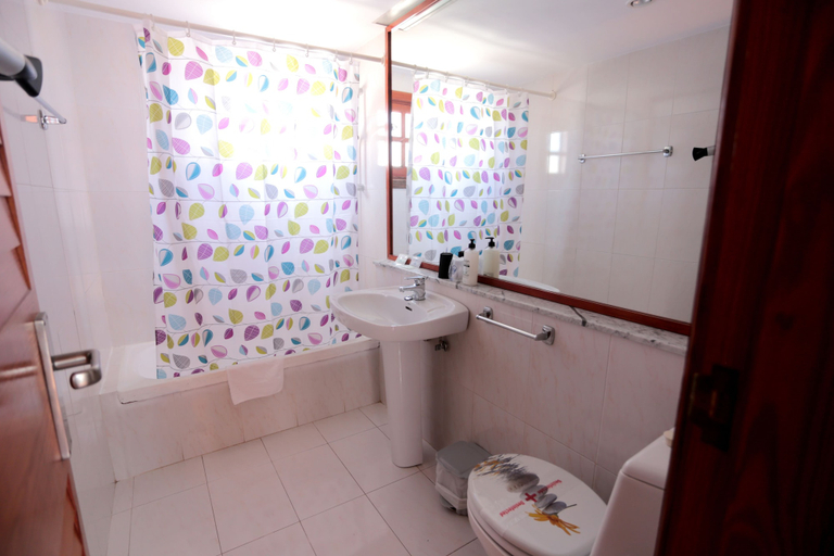 Bathroom 4, Hotel La Casita, Las Palmas