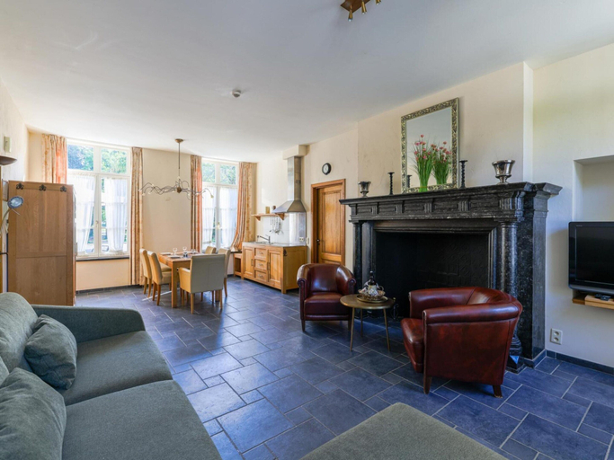 Others 5, Spacious Apartment in a 16th-century Castle, Liège