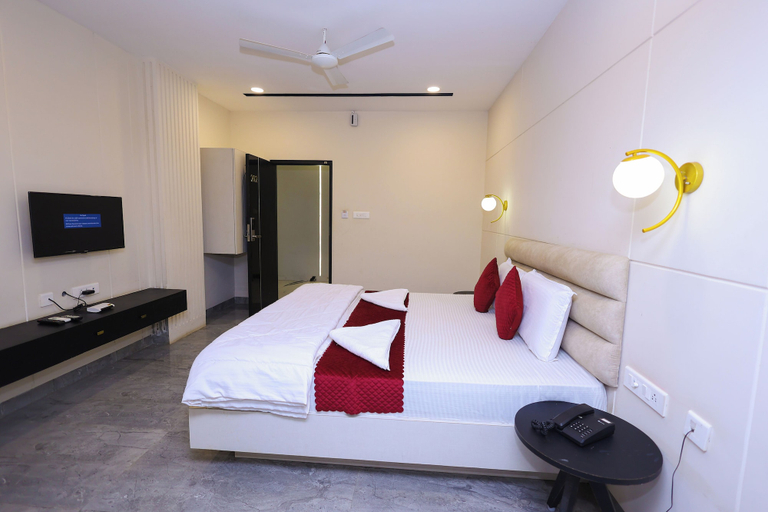Bedroom 3, Eden Roc, Viluppuram
