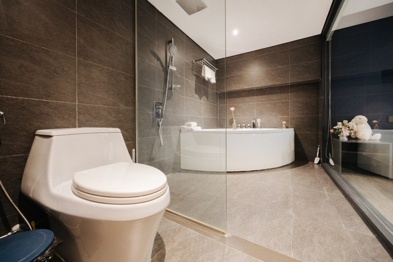 Bathroom 4, PentStudio West Lake by Emily in Town, Tây Hồ