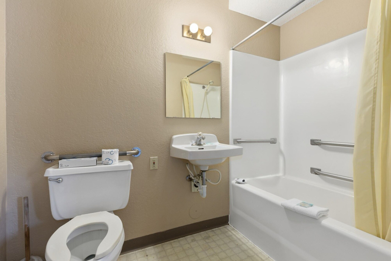Bathroom 3, Commander Motel, Crow Wing
