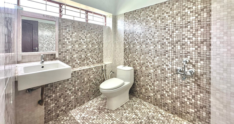 Bathroom, Orange Valley HillStay, The Nilgiris