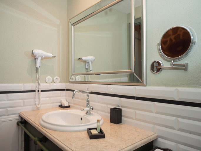 Bathroom 4, Vila Ebel Hotel Pool & Spa, Korçës