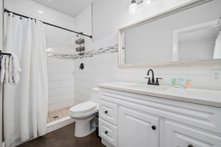 Bathroom 4, Huge Vacation Home! Community Boardwalk to the Beach, Nueces