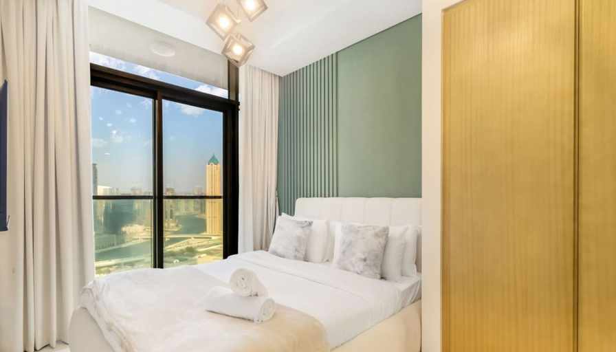 Room 4, 2BR Near Downtown w Balcony Pool Canal Views, Dubai